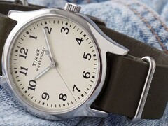 Timex Weekender New England TW2Y86500 met een zilverkleurige kast, crèmekleurige wijzerplaat en donkergroene leren band.