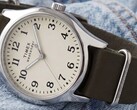 Timex Weekender New England TW2Y86500 met een zilverkleurige kast, crèmekleurige wijzerplaat en donkergroene leren band.
