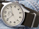 Timex Weekender New England TW2Y86500 met een zilverkleurige kast, crèmekleurige wijzerplaat en donkergroene leren band.