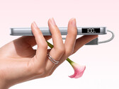 De powerbank is 16,8 mm dik en weegt ongeveer 204 gram. Afgebeeld: een promotiefoto waarop het slanke ontwerp van de P5 te zien is.