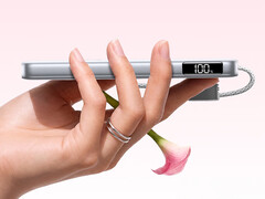 De powerbank is 16,8 mm dik en weegt ongeveer 204 gram. Afgebeeld: een promotiefoto waarop het slanke ontwerp van de P5 te zien is.
