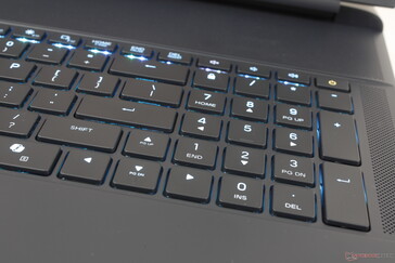 De numpad- en pijltjestoetsen van volledig formaat zijn ongebruikelijk op de meeste andere laptops
