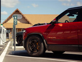 De R1S elektrische SUV van Rivian kan nu een actieradius van 400 mijl per keer opladen, maar dat betekent wel dat bestuurders meer tijd moeten besteden aan opladen. (Afbeelding bron: Rivian)