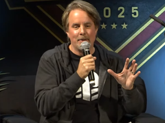 Een foto van Halo community manager Brian Jarrard met een PlayStation T-shirt aan (bron: Halo YT)