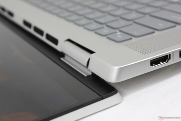 Net als bij veel Asus VivoBooks en ZenBooks, komt de onderkant van de Inspiron schuin omhoog als het deksel wordt geopend