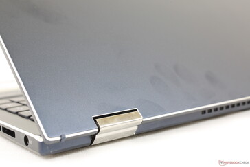Vergelijkbare hoogwaardige metaallegering skeletmaterialen en gladde blauwe matte textuur als op de Zenbook Pro Duo serie