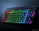 Het Razer BlackWidow V4 TKL toetsenbord met laag profiel wordt getoond onder een hoek (Afbeelding bron: Razer PR)