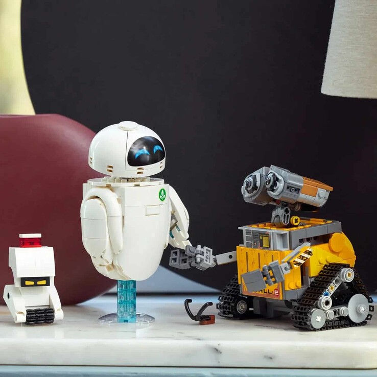 Een afbeelding van de twee hoofdrobots en de verschillende accessoires waaruit deze LEGO set bestaat. (Afbeelding bron: Magazineluiza)