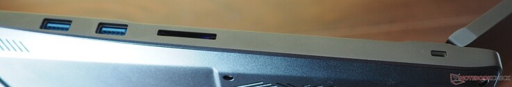 Rechterkant: 2x USB-A 3.2 Gen1, kaartlezer, Kensington-slot