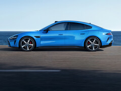 Xiaomi SU7 (2026) in de nieuwe kleur Capri Blue: De elektrische sportsedan krijgt meer dan alleen een kleine facelift. (Afbeeldingsbron: Xiaomi)