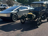 De Cybertruck naast een Ford Model T (Afbeelding bron: COO/FB)