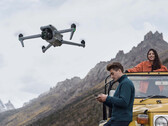 De DJI Air 3 weegt 720 g en heeft een paar 48 MP camera's. (Afbeeldingsbron: DJI)