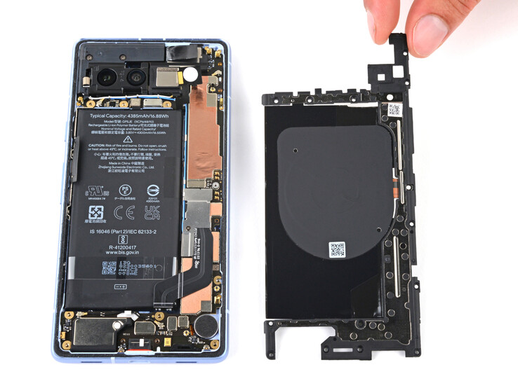 De batterij van de Pixel 7a vervangen is geen gemakkelijke taak. (Afbeeldingsbron: iFixit)