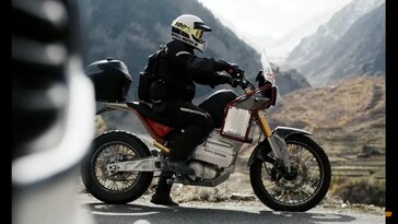 Zoals gebruikelijk bij adventure bikes lijkt de Himalayan Test Bed een comfortabele ergonomie te hebben. (Afbeeldingsbron: Royal Enfield op YouTube)