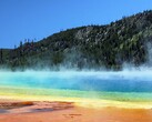Een afbeelding van een meer in Yellowstone National Park. (Afbeelding bron : National Parks Exploration Series: Yellowstone - Amazon Prime Video)