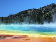 Een afbeelding van een meer in Yellowstone National Park. (Afbeelding bron : National Parks Exploration Series: Yellowstone - Amazon Prime Video)