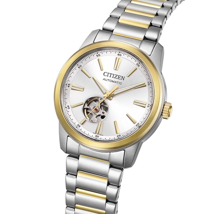 Een schuine opname van de Citizen NH9150-52A laat de gepolijste lunette, de gefacetteerde aangebrachte indexen en de open-hartopening goed tot hun recht komen.