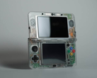 Een Nintendo 3DS met een aangepaste doorzichtige schelp
