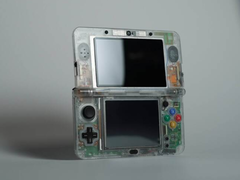 Een Nintendo 3DS met een aangepaste doorzichtige schelp