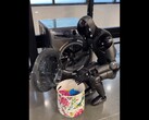 Figuuroprichter Brett Adock toont de 02 die de wasmachine laadt. (Afbeeldingsbron: Brett Adcock via X / voorheen Twitter)