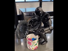 Figuuroprichter Brett Adock toont de 02 die de wasmachine laadt. (Afbeeldingsbron: Brett Adcock via X / voorheen Twitter)