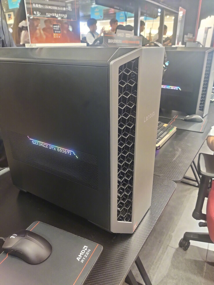 Zijpaneel van de Legion Blade Y7000P (Afbeeldingsbron: ENEN科技匠)