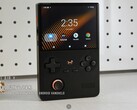 De Air Y is een van de twee nieuwe verticale handhelds van Mangmi.