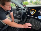 Het scherm van Tesla wordt gebruikt als politiecomputer op de Model PD (afbeelding: epcalderhead/YT) 