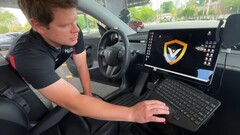 Het scherm van Tesla wordt gebruikt als politiecomputer op de Model PD (afbeelding: epcalderhead/YT) 
