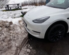 Geen sensoren om die berg sneeuw nu te detecteren (afbeelding: Tech & Tesla Zweden/YouTube)