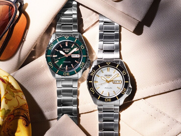 Seiko 5 Sports SKX HDB004- en HDB005-horloges naast elkaar op stof, met de wit-zwarte HDB004 en de groen-roségouden HDB005.