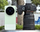 De Vivo X300 Ultra neemt het op tegen de Sony Alpha A7 camera met een full-frame sensor en een dure lens