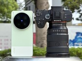 De Vivo X300 Ultra neemt het op tegen de Sony Alpha A7 camera met een full-frame sensor en een dure lens