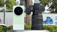 De Vivo X300 Ultra neemt het op tegen de Sony Alpha A7 camera met een full-frame sensor en een dure lens