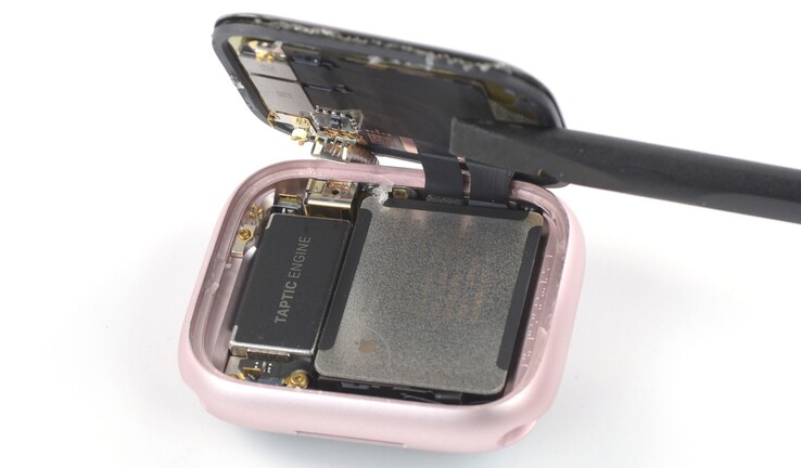 De Apple Watch heeft al een batterij met metalen behuizing. (Afbeelding: iFixit)