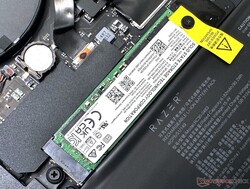 Twee SSSTC 1 TB NVMe SSD's worden op elkaar gestapeld