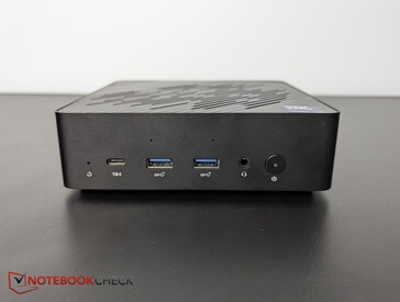 Voorkant: Reset, TB4, 2x USB-A 3.2 Gen 2, headset-aansluiting, aan/uit-knop