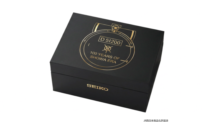 De Seiko D51-chronograaf wordt geleverd in een zwarte presentatiedoos, versierd met goudkleurige, op locomotieven geïnspireerde afbeeldingen.