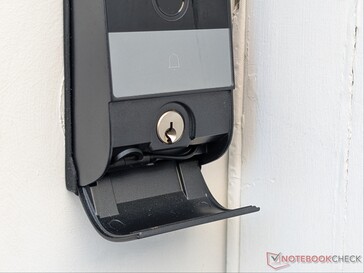 De opklapbare klep verbergt het fysieke sleutelgat en de USB Type-C-kabel.