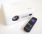Aurzen Eazze D1R Roku projector en afstandsbediening.