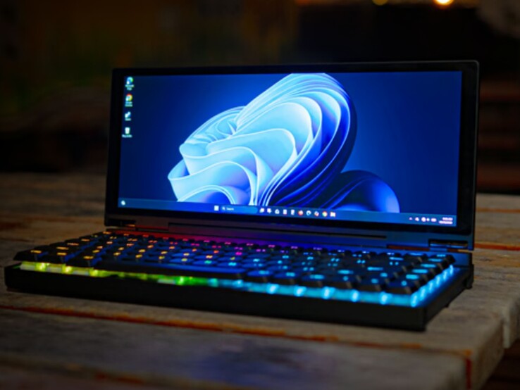 Maak kennis met Keebmon: het alles-in-één apparaat dat een mechanisch toetsenbord, een ultrabreed touchscreen en een volledige pc combineert in een superdraagbaar formaat.