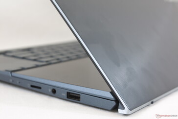 Vertrouwde geborstelde magnesium-aluminium legering look en gladde textuur die zijn gekomen om de ZenBook-serie te definiëren