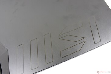 Glanzende MSI logo omlijning op de buitenste deksel