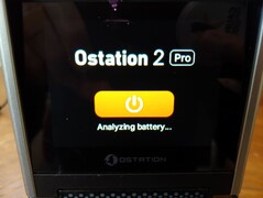 Als u tien seconden op de aan/uit-knop drukt, worden alle batterijen uitgeworpen. (Afbeeldingsbron: Notebookcheck)