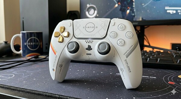 Een DualSense draadloze controller - Starfield Limited Edition ontworpen door Gemini.