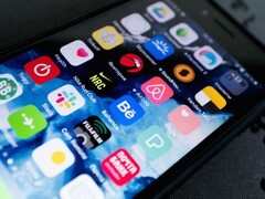 Close-up van een smartphonescherm met veel app-pictogrammen