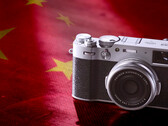 Het ziet ernaar uit dat FUjifilm de X100VI in China gaat produceren om beter aan de grote vraag te kunnen voldoen. (Afbeelding bron: Fujifilm / Unsplash - bewerkt)