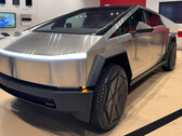 Cybertrucks worden geleverd aan Tesla-showrooms (Afbeelding: Zack/X)