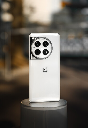 De OnePlus 12 in het wit duikt op in een nieuwe promoafbeelding... (Bron: Li Jie Louis,)