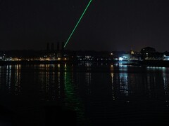 Een skyline met een lichtstraal